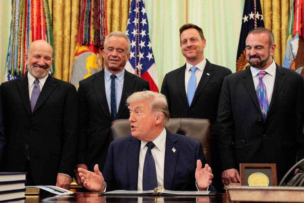 טראמפ בבית הלבן, הערב. לא בלחץ של זמן (צילום: REUTERS/Kylie Cooper) נשיא ארה"ב דונלד טראמפ הצהרה