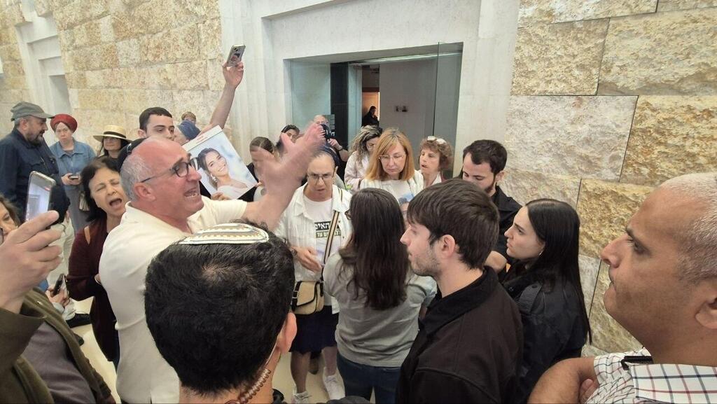 עימות מחוץ לדיון בבית המשפט העליון (צילום: אלכס קולומויסקי) עימות מחוץ לדיון