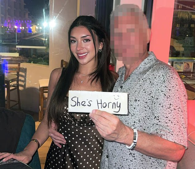 ג'וליה ורווארו עם רוברט ב'. התאווה לכסף ומתנות מגברים מבוגרים עוררה חשש לביטחון הלאומי (צילום: מתוך ה "דיילי מייל") ארה"ב ג'וליה ורווארו עם שוגר דאדי סגנית עוזר השר לביטחון המולדת