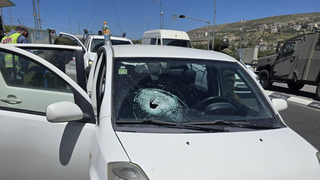 הרכב שהותקף מיידוי אבנים בציר גלעד