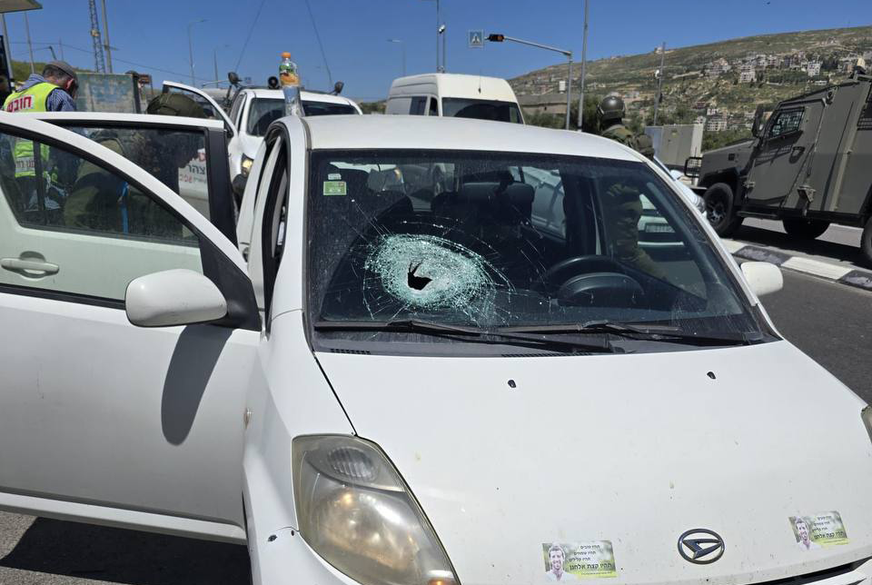 הרכב שנפגע מיידוי אבנים ליד חוות גלעד הרכב שהותקף מיידוי אבנים בציר גלעד