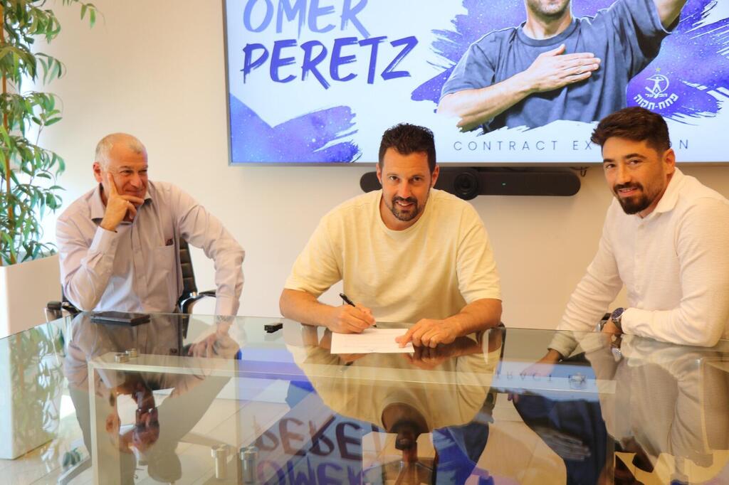 עומר פרץ במעמד החתימה (צילום באדיבות הפועל פ"ת) עומר פרץ במעמד החתימה