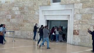 אזרחים ניסו להיכנס לאולם