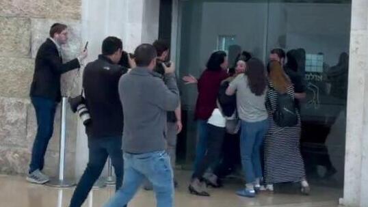 צילום: עידן בלומהוף אזרחים ניסו להיכנס לאולם