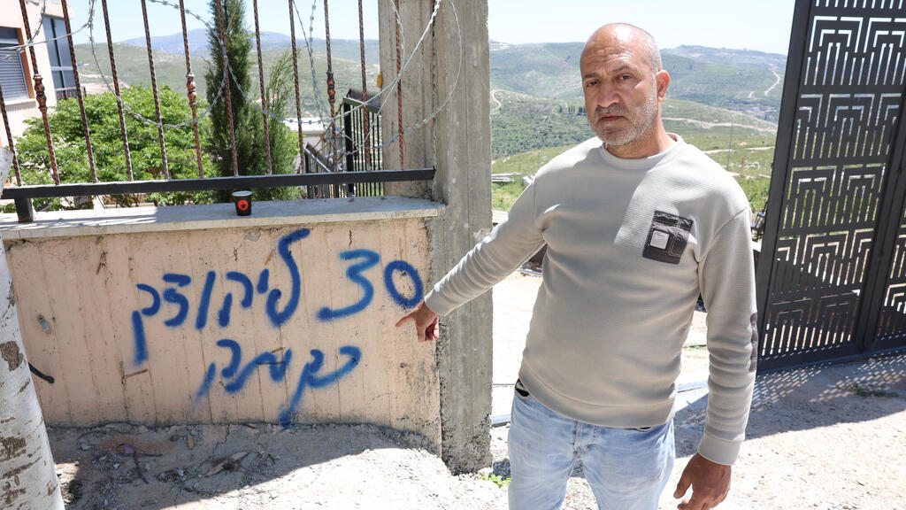 כתובת נקמה רוססה על גדר בית המשפחה (צילום: שאול גולן) משפחה פלסטינית שביתם הוצת על ידי מתנחלים בכפר בית אמרין