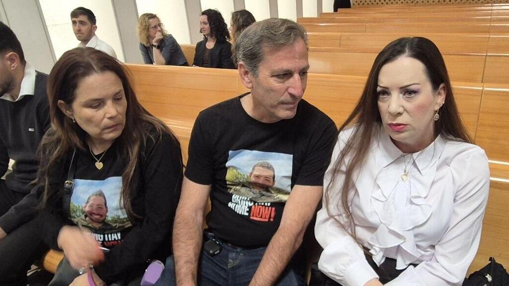 גוטליב בדיון, לצד הוריו של סמ"ר איתי חן ז"ל (צילום: אלכס קולומויסקי) רובי וחגית חן יושבים לצד טלי גוטליב