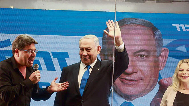 אקוניס עם בני הזוג נתניהו. 