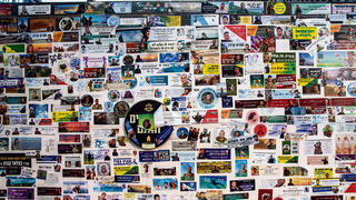 סטיקרים. משפט אחד שנבחר לנרטיב המרכזי של חייהם מדבר על שליחות, על איך לגדול, איך להרבות אהבה, איך להרבות שמחה - אצלך פנימה ואצל מי שסביבה | צילום: עמית שאבי