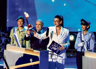 טלי גואילי עם גל הירש בטקס המשואות. קונטרה לטלי גוטליב | צילום: אלכס קולומויסקי