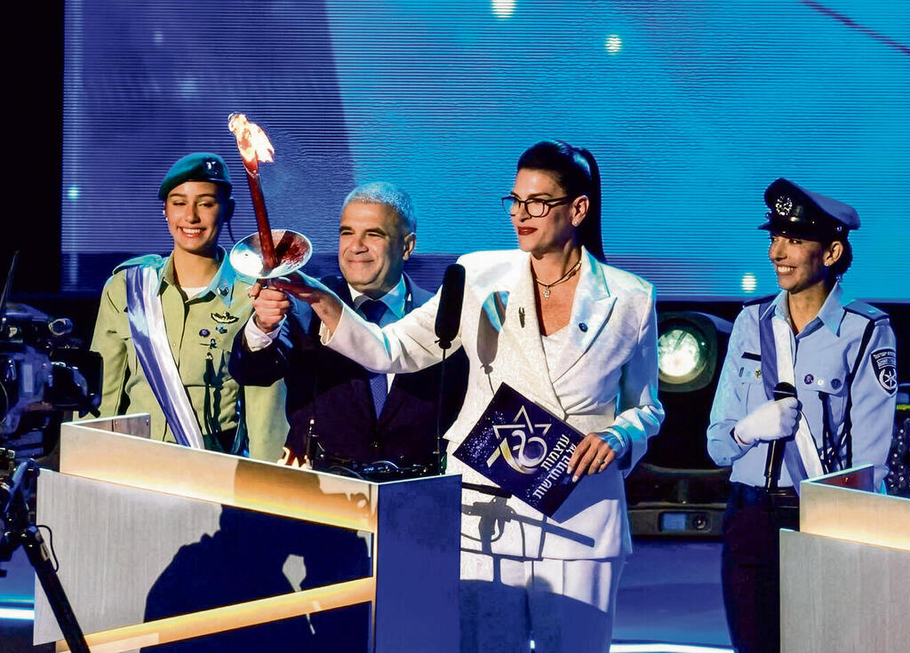 טלי גואילי עם גל הירש בטקס המשואות. קונטרה לטלי גוטליב | צילום: אלכס קולומויסקי