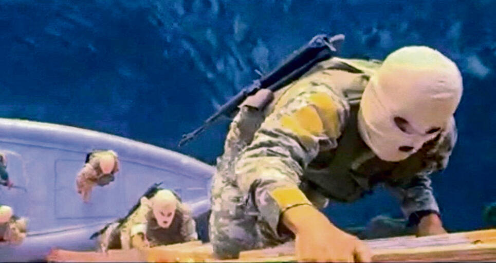 נראה כמו סרטון מבוים שלא צולם בזמן אמת. ההשתלטות על ספינות בהורמוז, שפירסמה איראן | צילום: רשות השידור הממלכתית של איראן IRIB, רויטרס