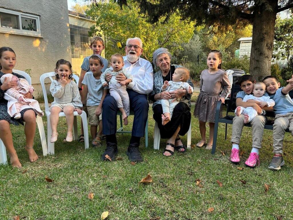 בדרכם של סבא וסבתא. הזוג הופמן עם כמה מניניו הזוג הופמן והנכדים