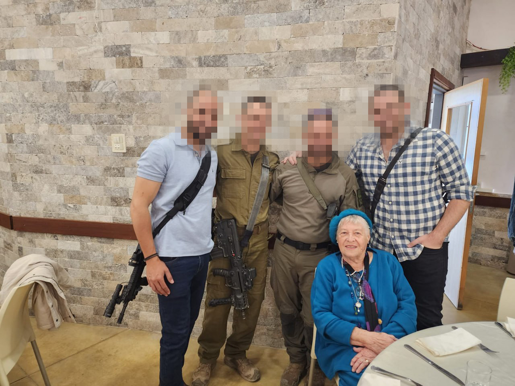 הלן עם כמה מנכדיה וניניה הלוחמים. "כל מי שיכול במשפחה נמצא בחזית" הזוג הופמן והנכדים