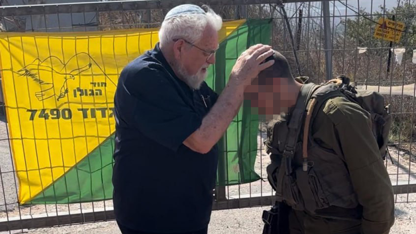 אברהם עם אחד מנכדיו. "למדו שצריך לשרת את עם ישראל, ועושים את זה בנפש חפצה" הזוג הופמן והנכדים
