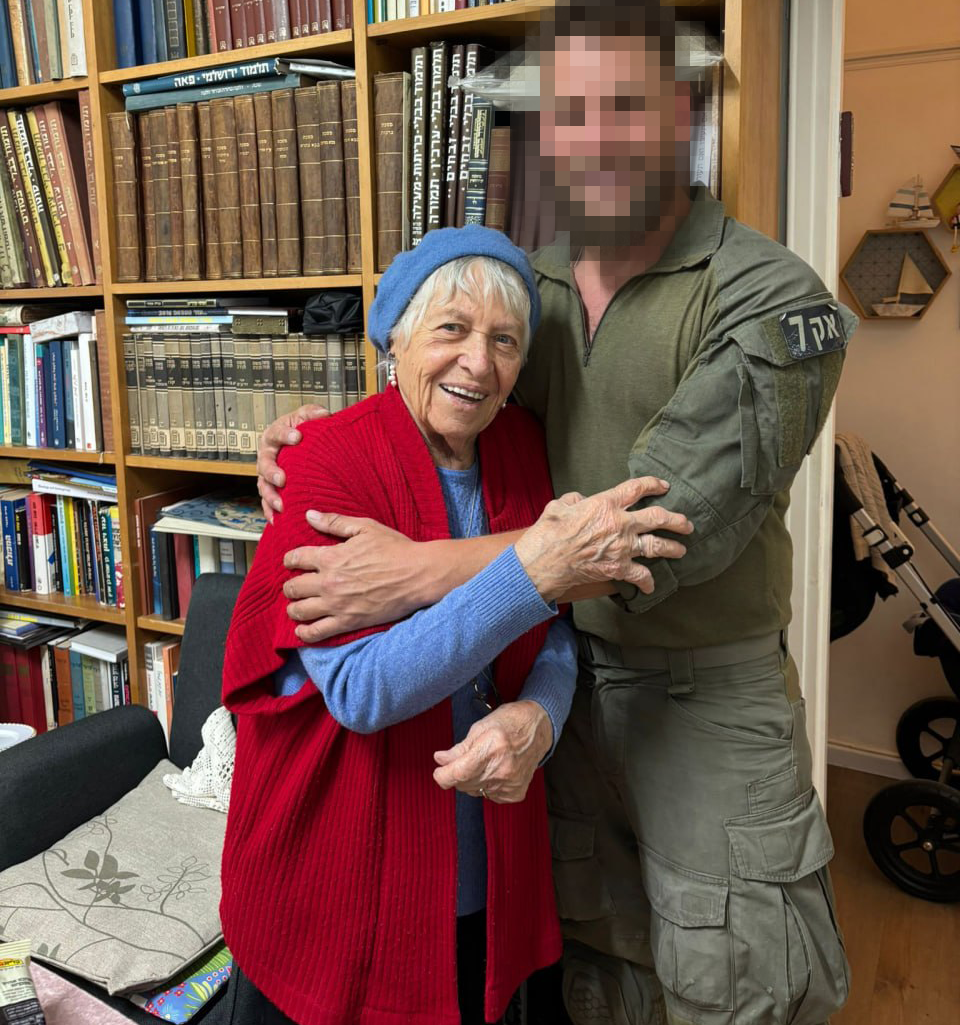 סבתא הלן עם אחד מנכדיה. "אצלנו מקדשים את החיים" הזוג הופמן והנכדים