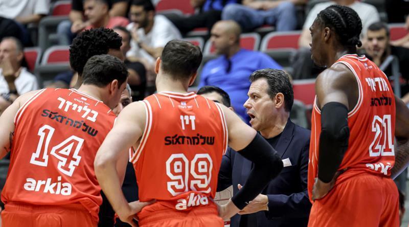 דמיטריס איטודיס מתדרך את שחקני הפועל תל אביב (לילך וויס-רוזנברג) דמיטריס איטודיס מתדרך את שחקני הפועל תל אביב