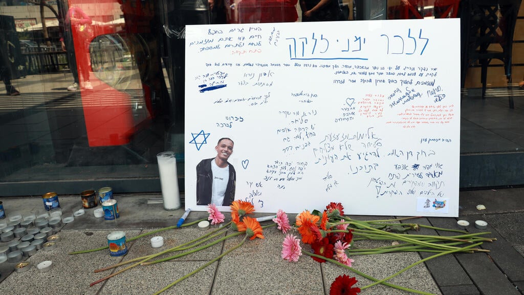 צילום: דנה קופל אנדרטה מחוץ לפיצרייה לימנו בנימין זלקה ז"ל
