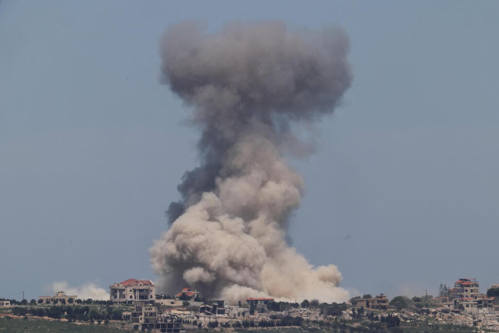 עשן מיתמר בדרום לבנון, היום (צילום: REUTERS/Florion Goga) תקיפות בלבנון