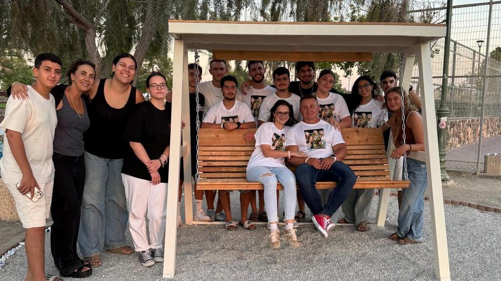 פינת ההנצחה לזכר נועה ואיתן בערד. "הם היו צריכים להיות כאן איתנו, ולא קבורים מתחת לאדמה"