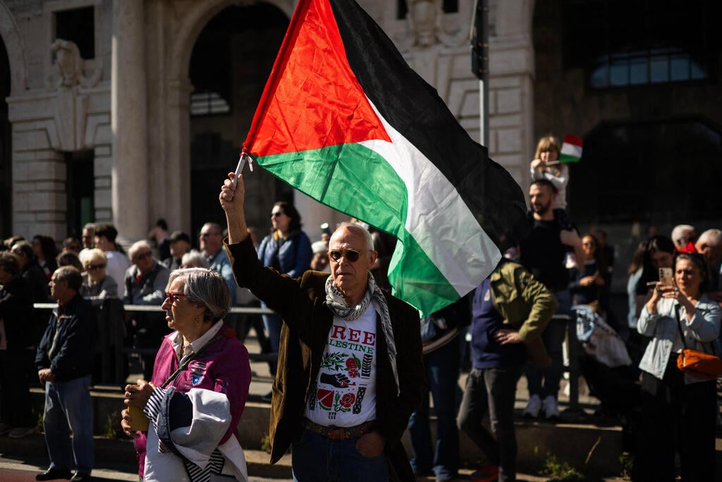 Palestinian flag flown at Liberation Day commemorations in Genoa, Italy (Photo: MARCO BERTORELLO / AFP) דגל פלסטיני במצעד בגנואה