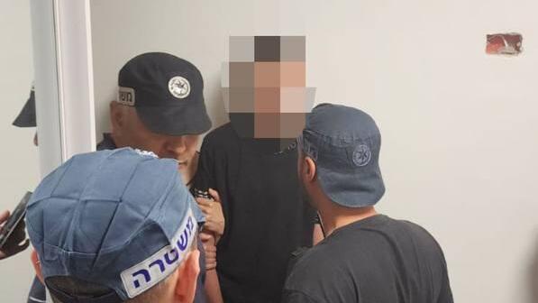 רגע המעצר של אחד החשודים בפרשה (צילום: דוברות המשטרה) מעצרו של אחד החשודים ברצח ימנו ז"ל
