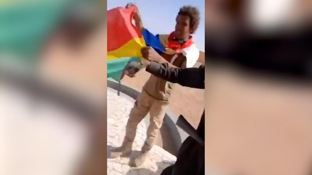 "מניפים את דגל אזוואד", שמה של המדינה שעליה הכריזו הבדלנים בצפון מאלי בעשור שעבר. תיעוד נוסף מקידאל תיעודים לכאורה מהעיר קידאל בצפון מאלי שעליה לכאורה השתלטו חמושים בדלנים