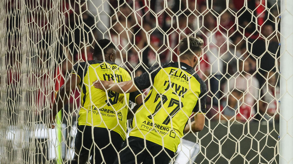 אצילי וקאלו חוגגים (צילום: עוז מועלם) אצילי וקאלו ממהרים לחדש את המשחק