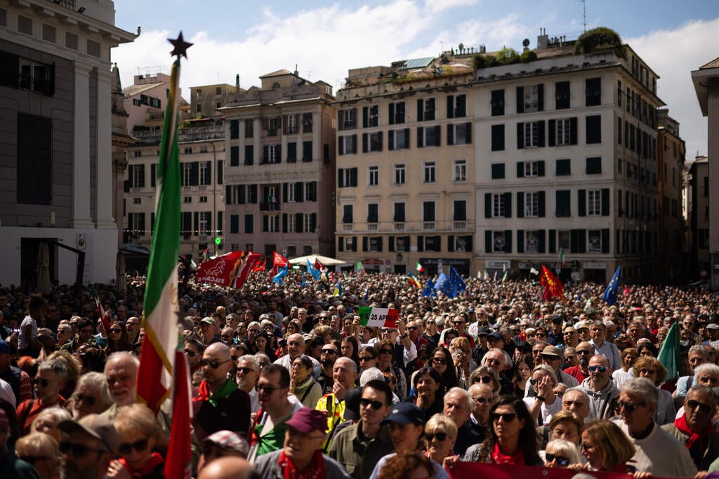 Liberation Day march in Genoa, Italy (Photo: MARCO BERTORELLO / AFP) המונים במצעד בגנואה