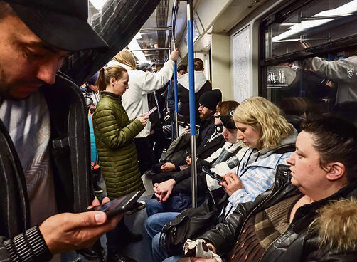 נוסעים ברכבת התחתית במוסקבה מנסים לגלוש בנייד
