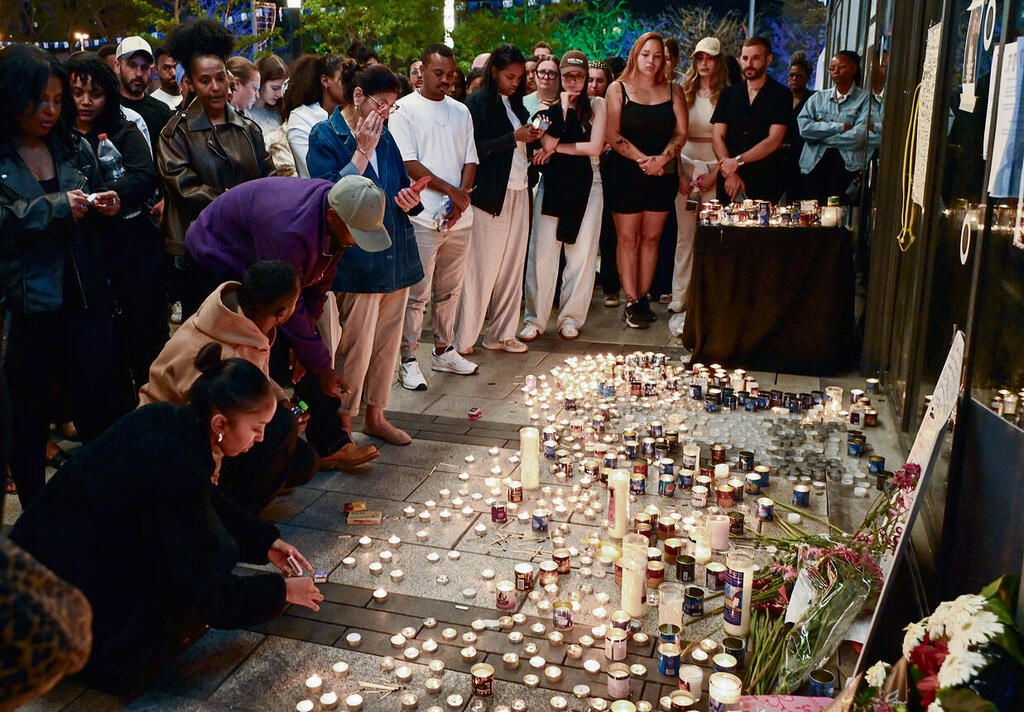 "הכל קרה מהר מאוד". מדליקים נרות בזירת הרצח בפתח־תקווה, אתמול