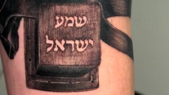 קעקוע התפילין, עם הכיתוב "שמע ישראל"