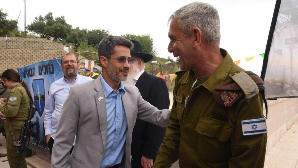 תא"ל אלון פרידמן ואביחי שטרן (צילום: אביהו שפירא) המשתתפים בטקס החניכה בקריית שמונה