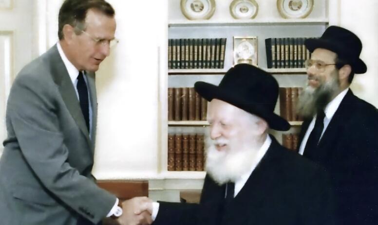 הרב שפירא לוחץ את ידו של הנשיא בוש האב (צילום: ספריית הנשיא בוש בבית הלבן) הרב שפירא לוחץ את ידו של הנשיא בוש האב