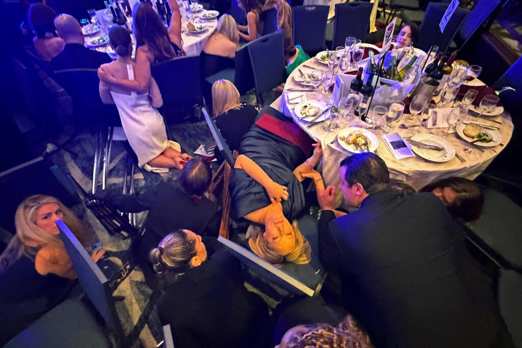 "תהינו אם מטורף ירוץ פנימה וירוקן עלינו את הנשק". תופסים מחסה, הלילה באולם הכנסים (צילום: REUTERS/Jonathan Ernst) ארה"ב וושינגטון ירי ארוחת כתבי הבית הלבן
