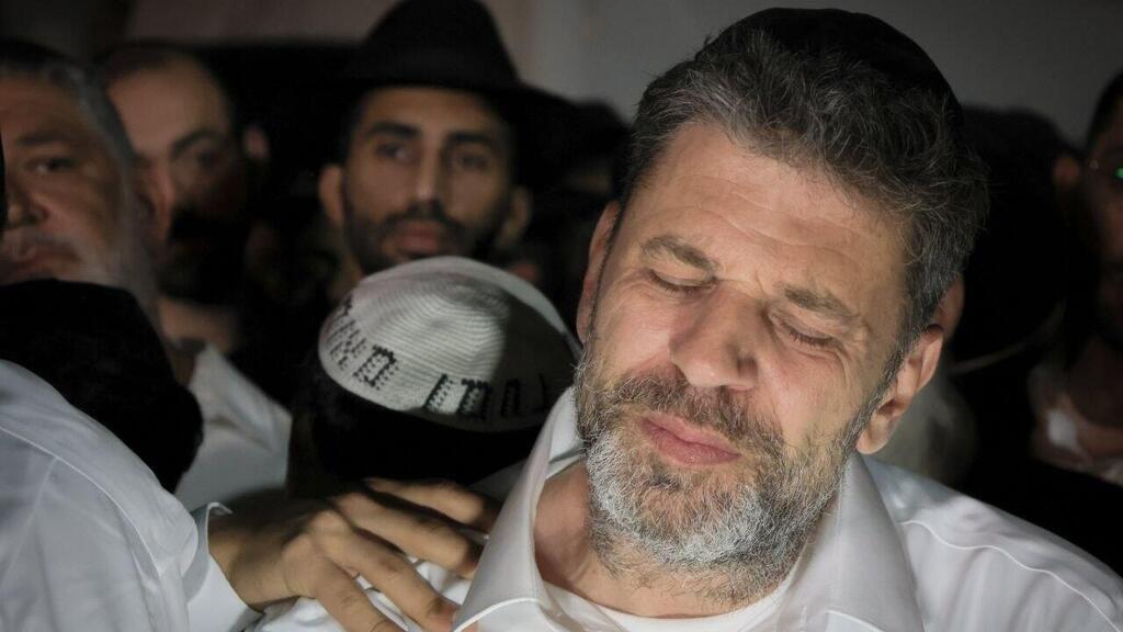 אביה של נסיה ז"ל בהלווייתה. "סליחה, עשינו כל מה שביכולתנו" ( צילום: אריאל סר) אלעזר כראדי, אבא של נסיה כראדי בת ה-11 שנפגעה מטיל איראני בבני ברק