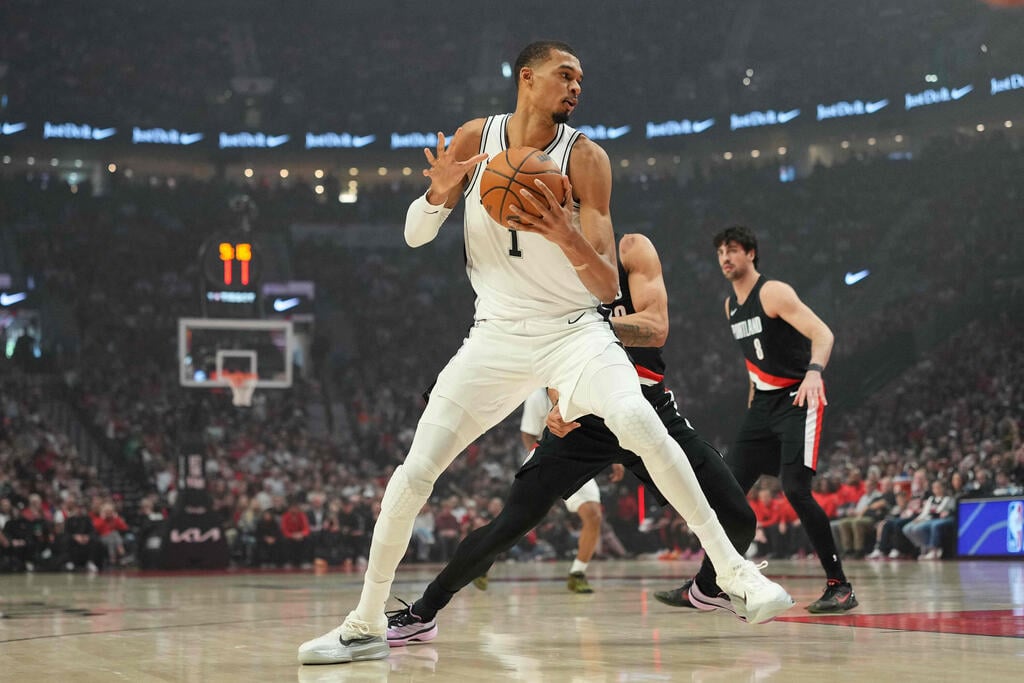 ויקטור וומבניאמה ואבדיה ברקע (צילום: Soobum Im / GETTY IMAGES NORTH AMERICA / AFP) ויקטור וומבניאמה