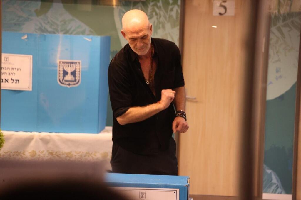 חבר המועצה מוטי רייף מצביע (צילום: מוטי קמחי) חבר המועצה מוטי רייף מצביע