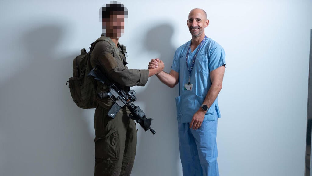 מימין לשמאל: ד"ר עידו בן צבי וסמל נ' שהתגייס לאחר גידול במוחו