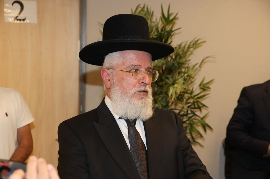 הרב זבדיה כהן לאחר בחירתו (צילום: מוטי קמחי) הרב זבדיה כהן לאחר בחירתו