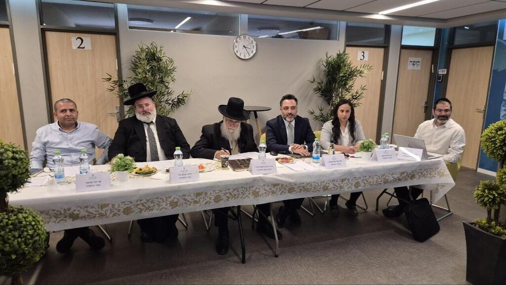 חברי ועדת הבחירות (צילום: שילה פריד) חברי ועדת הבחירות