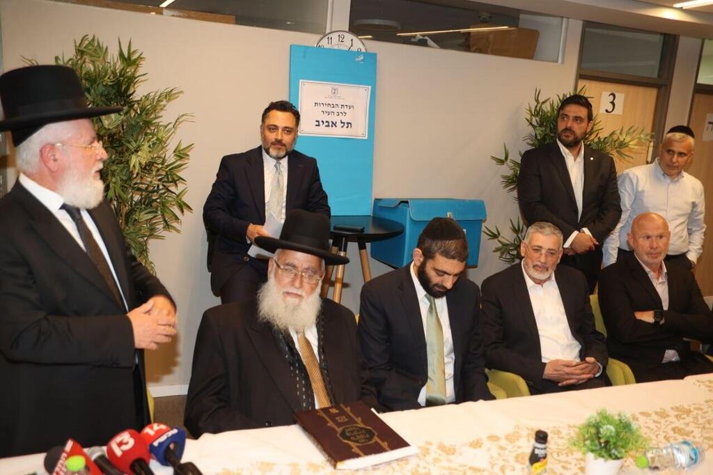 ההכרזה על הרב זבדיה כהן כזוכה (צילום: מוטי קמחי) ההכרזה על הרב זבדיה כהן כזוכה