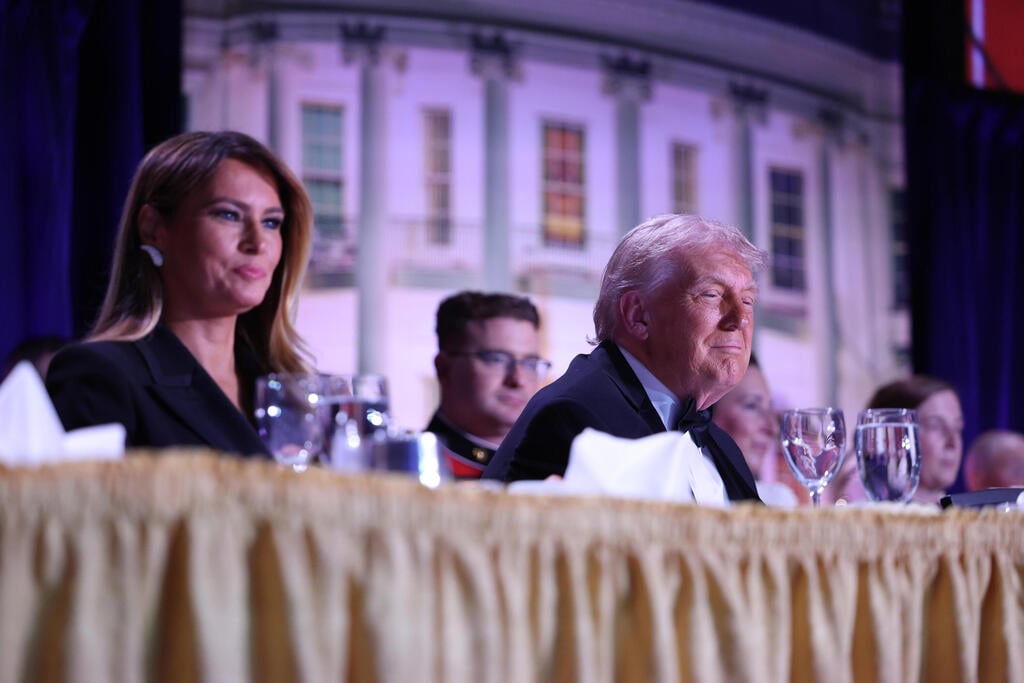 הנשיא ורעייתו לפני שהאירוע נעצר (צילום: AP Photo/Tom Brenner) טראמפ לפני הירי בבית הלבן