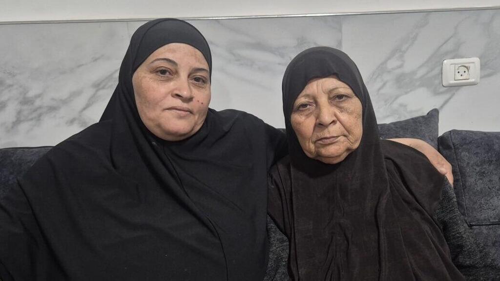 "המשטרה מגיעה אלינו רק לעבירות תנועה". חמדה אבו לבן ובתה (צילום: חסן שעאלן) חמדה אבו לבו ובתה