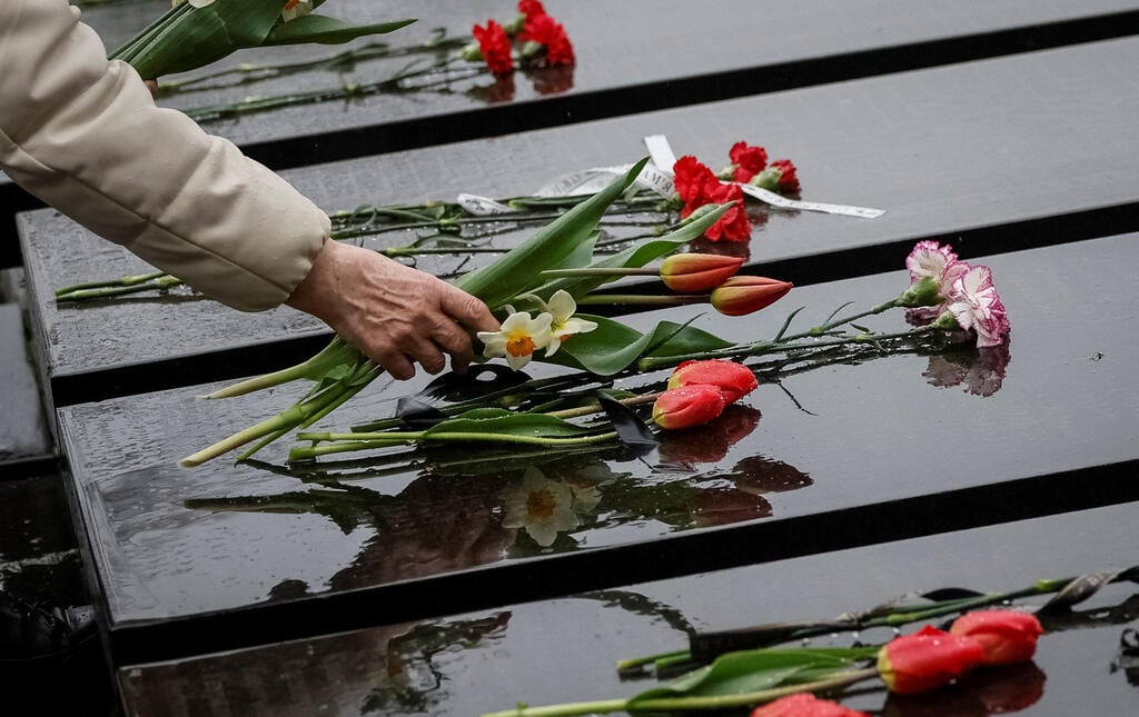 צילום: REUTERS/Gleb Garanich אוקראינה 40 שנה ל צ'רנוביל אנדרטה ל קורבנות קייב