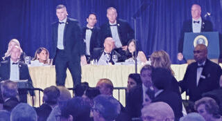 טראמפ מוקף על ידי סוכנים חשאיים לאחר הירי