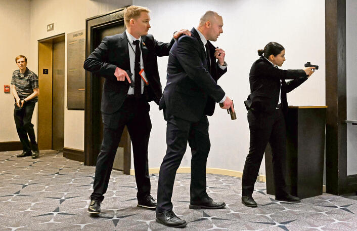 אנשי ביטחון עם אקדחים שלופים