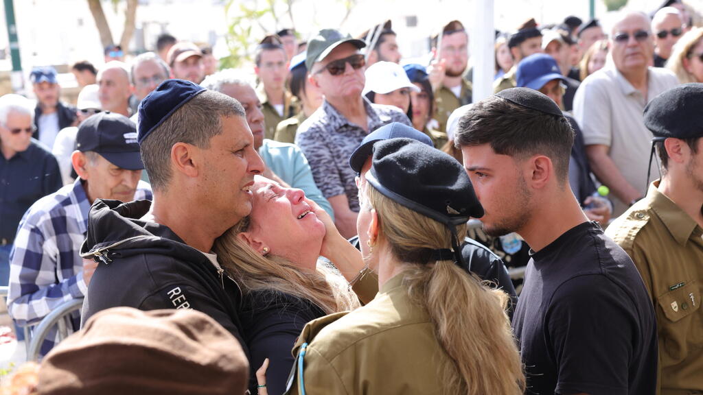 הלווייתו של סמל עידן פוקס ז"ל בבית העלמין סגולה בפתח תקווה