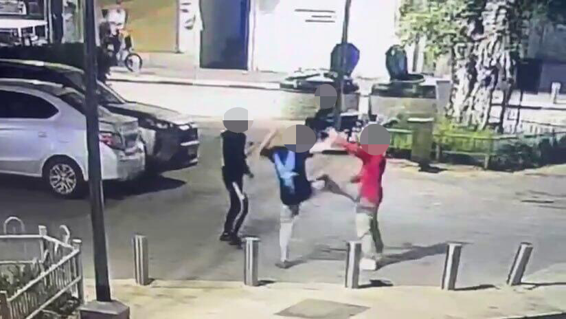 הנערים תוקפים את העובד הזר (צילום: דוברות המשטרה ) תיעוד: קטינים תוקפים עובד זר בפתח תקווה לאחר שזה סירב לתת להם סיגריה