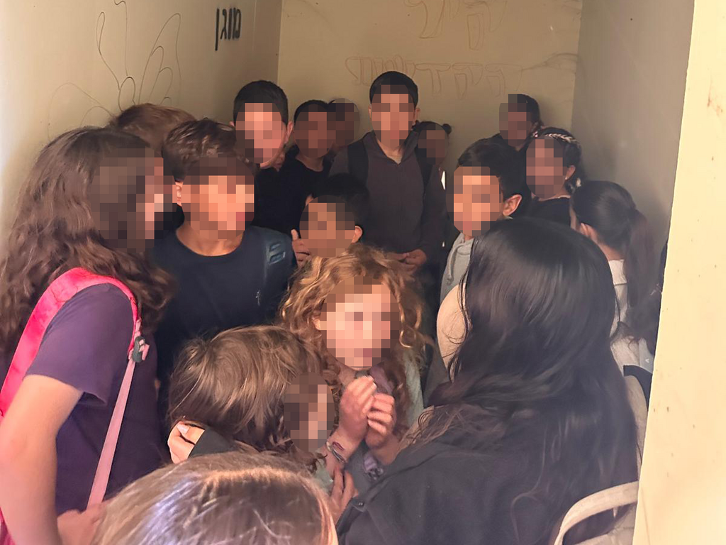 "האחריות שלנו היא קודם כל כלפי הילדים". תלמידים מתמגנים בדרך לבית הספר, הבוקר תלמידי הצפון מתמגנים