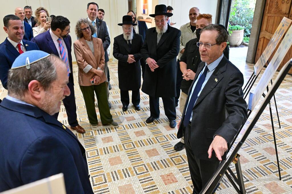 הנשיא הרצוג בהשקת התערוכה (צילום: קובי גדעון, לע"מ) הנשיא הרצוג בהשקת התערוכה